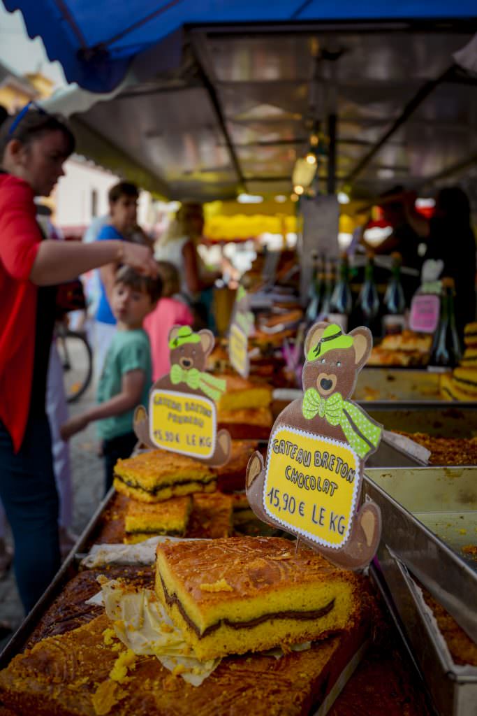 Part de gâteau breton au chocolat au marché de Guidel