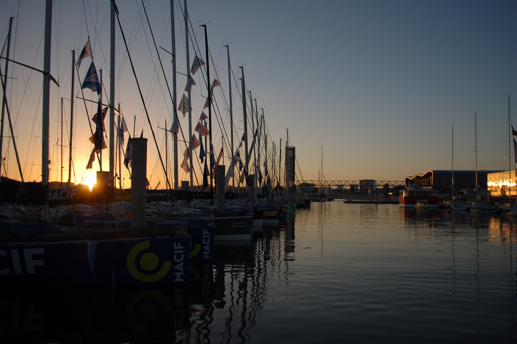 Le port de Lorient La Base au coucher de soleil.