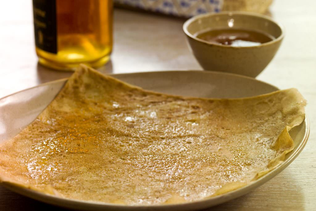 © CRTB. Crêpe beurrée et bolée de cidre. Crêpe beurrée et bolée de cidre