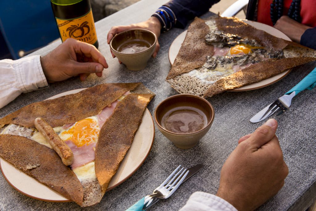 © Yannick DERENNES - CRTB. Dîner de galettes en amoureux. dîner de galettes en amoureux à Lorient