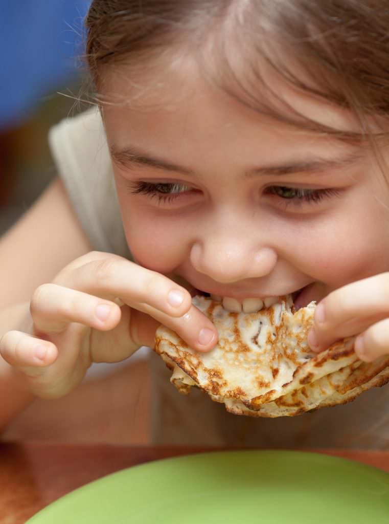 enfant qui mange une crêpe