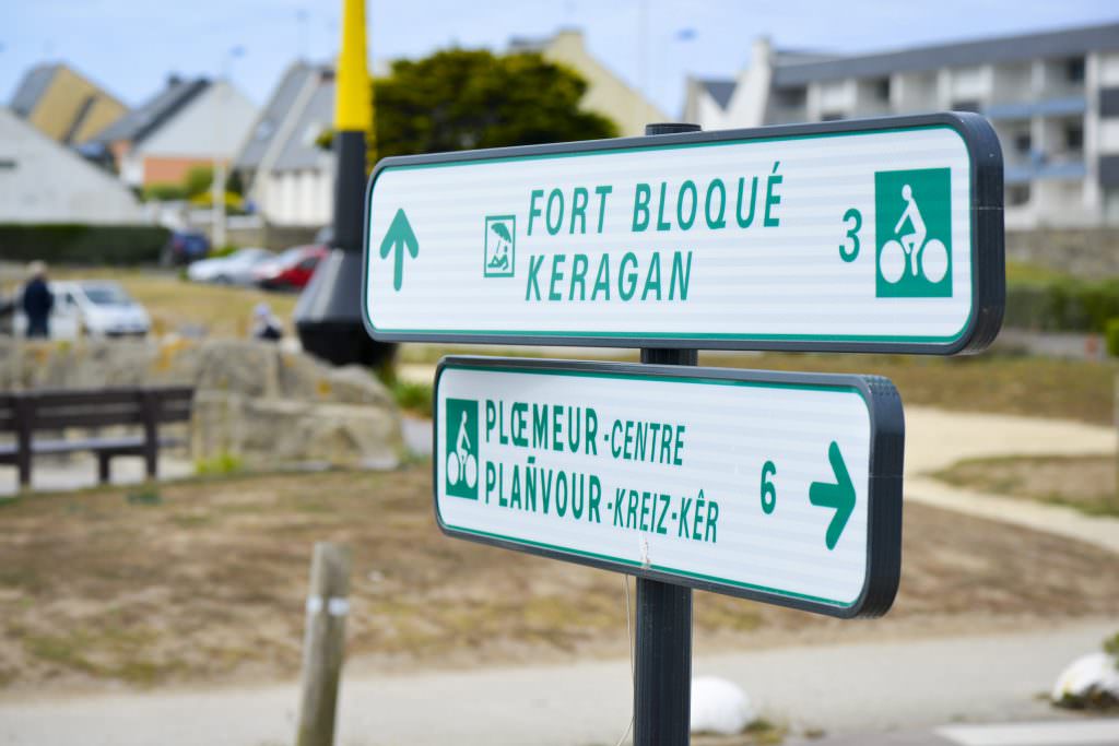 Panneaux de signalisation, voie verte du littoral à Ploemeur.