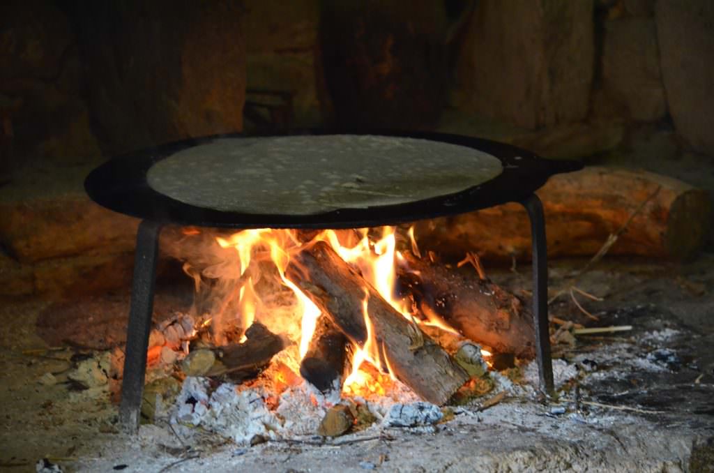©Céline Madelaine - La cuisson des crêpes au feu de bois au Village de Poul Fetan La cuisson des crêpes au feu de bois au Village de Poul Fetan
