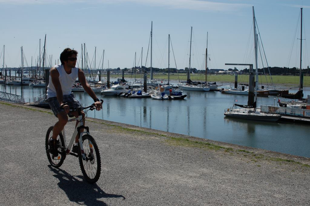 A vélo le long de la rade à Lorient La Base.