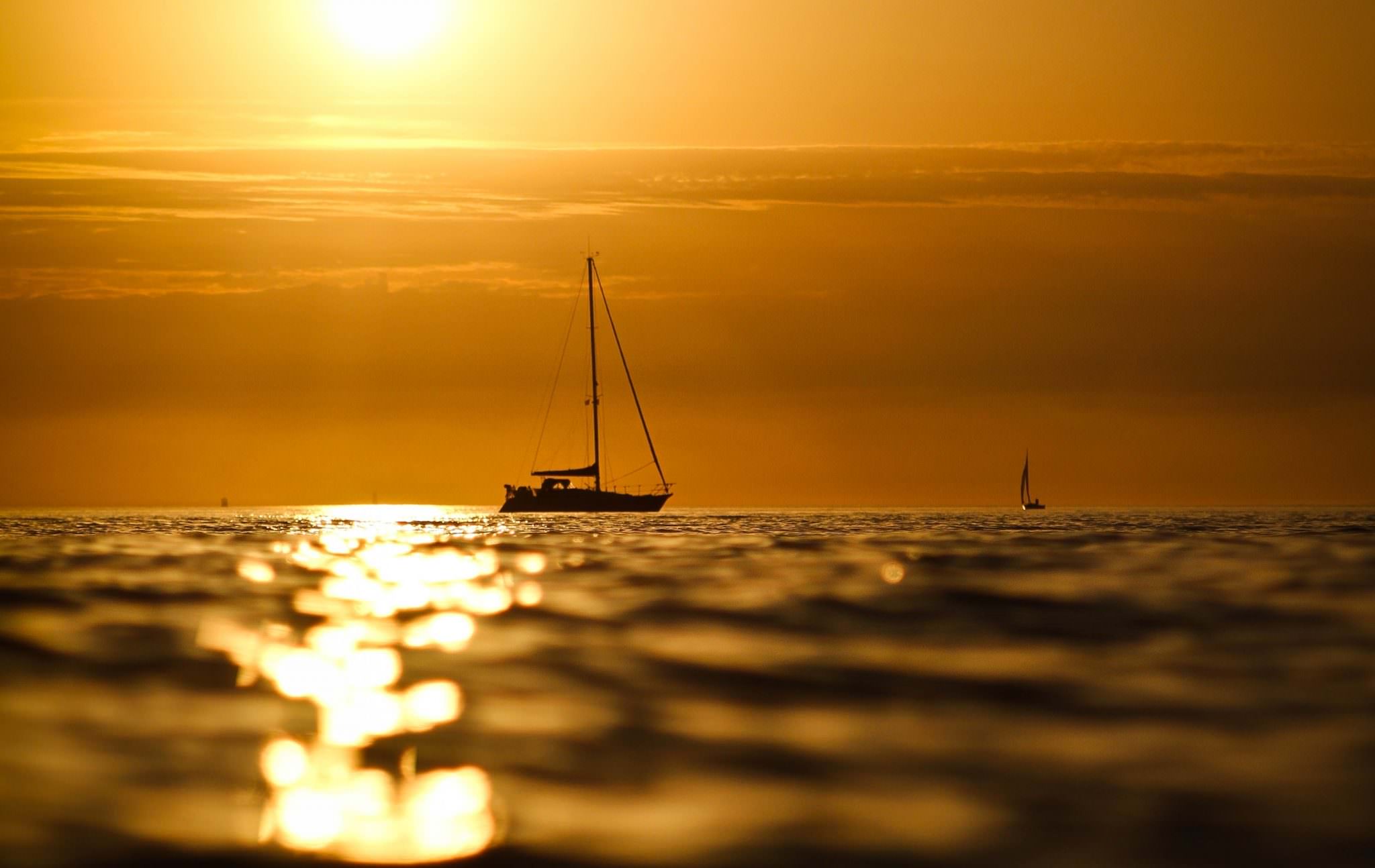 © Thomas DEREGNIEAUX. Voilier au coucher du soleil à Lorient Bretagne Sud. Voilier au coucher du soleil à Lorient Bretagne Sud.