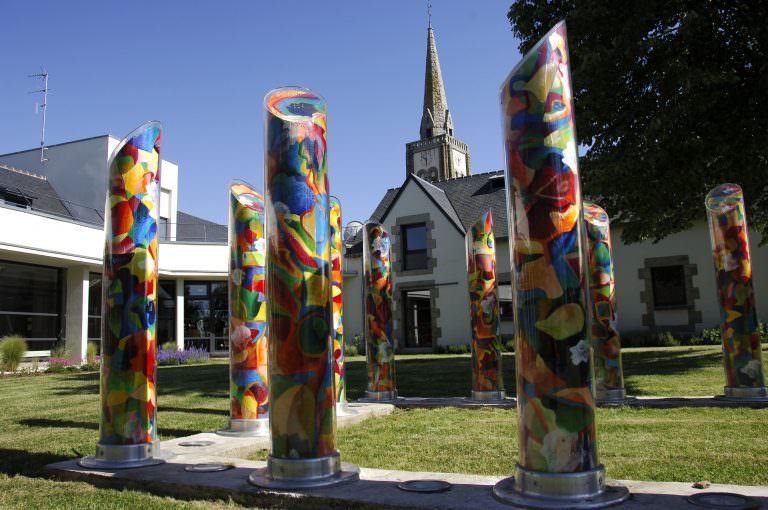 Colonnes de couleurs et clocher à Quéven