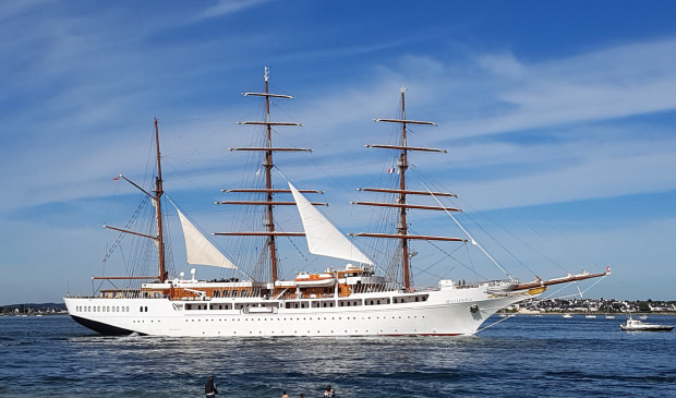 Le bateau de croisière Sea Cloud sort de la rade de Lorient.