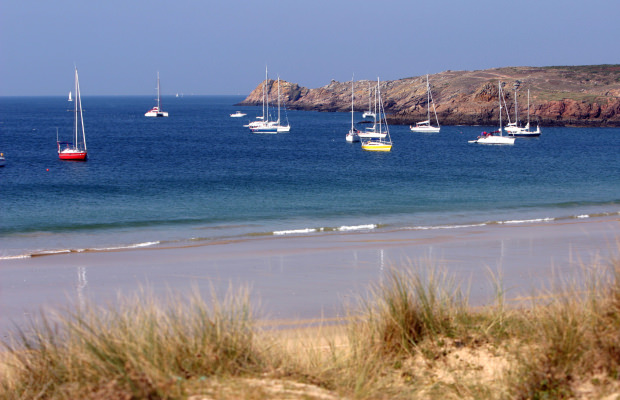 Houat, playa y barco de vela