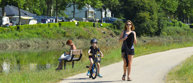 Balade à pied et à vélo le long du chemin de halage, à Hennebont.