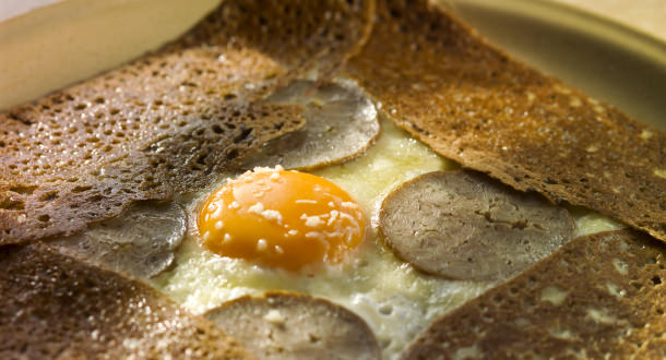 © CRTB. Présentation d'une galette andouille oeuf fromage. Présentation d'une galette andouille oeuf fromage
