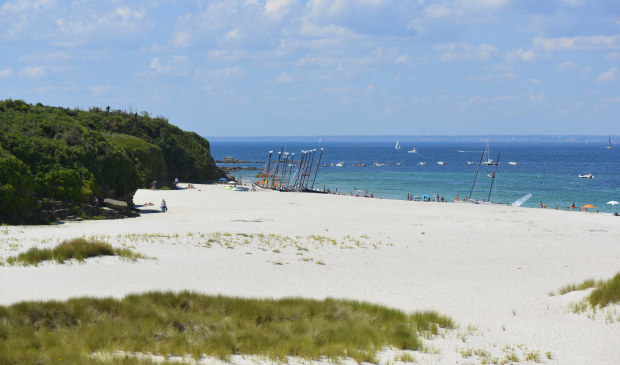 © Emmanuel LEMEE. La plage des Grands Sables et l'école de voile à l'île de Groix. La plage des Grands Sables et l'école de voile à l'île de Groix.