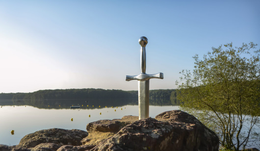 L'épée Excalibur en forêt de Brocéliande.