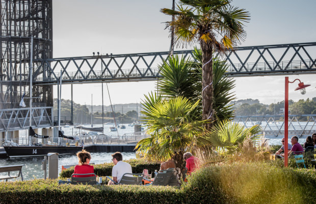 Farniente en terrasse sous les palmiers à Lorient La Base.