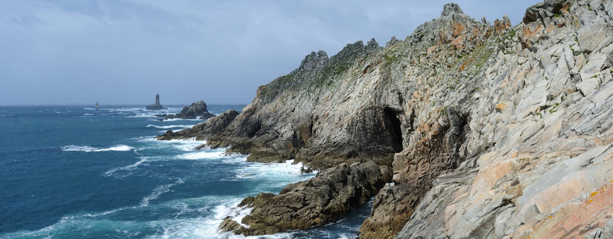 Falaises de la Pointe du Raz et au loin le Phare de la Vieille.