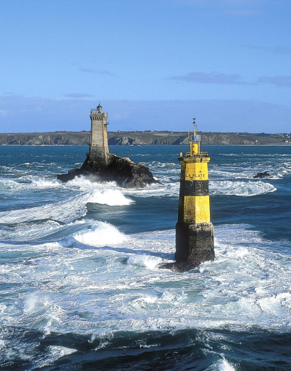 © Yannick LE GAL-CRTB. Le Phare de la Vieille au large de la Pointe du Raz. Le Phare de la Vieille au large de la Pointe du Raz.