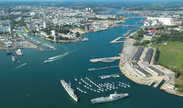 Lorient et Lanester, le port militaire vu du ciel.