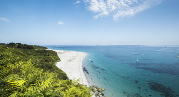 © Thomas DEREGNIEAUX. Plage des Grands Sables à Groix. Plage des Grands Sables à Groix, vue dus entier côtier.