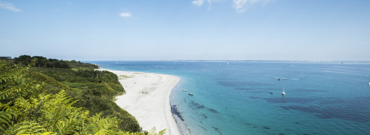 © Thomas DEREGNIEAUX. Plage des Grands Sables à Groix. Plage des Grands Sables à Groix, vue dus entier côtier.