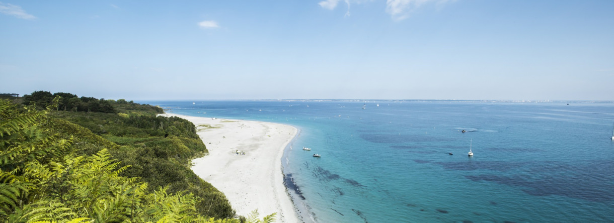 Plage des Grands Sables à Groix, vue dus entier côtier.