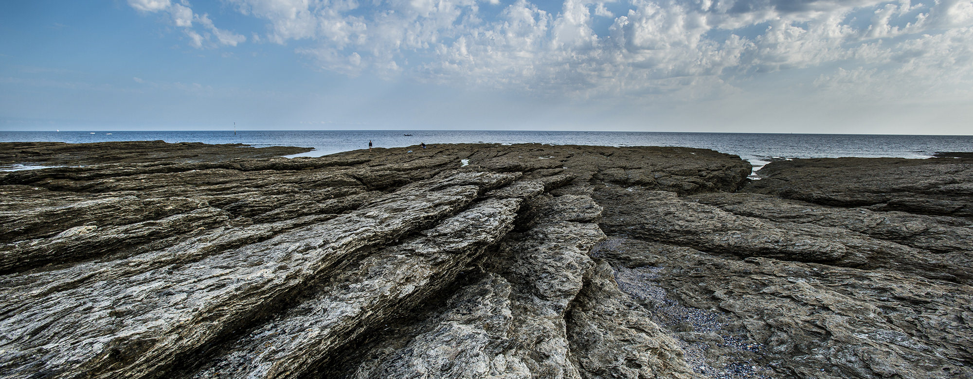 © Xavier DUBOIS. Vue du plateau rocheux de la pointe des chats à Groix. vue phare pointe des chats ile de groix