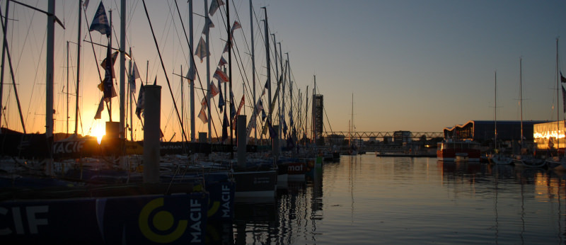 Le port de Lorient La Base au coucher de soleil.