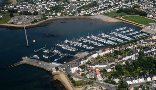 Vue aérienne du port de plaisance de Port-Louis