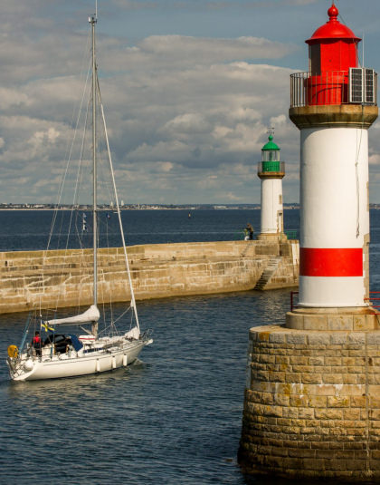 ©Morbihan Tourisme. Sortie d'un voilier à Port Tudy, Ile de Groix. Sortie d'un voilier à Port Tudy, Ile de Groix.