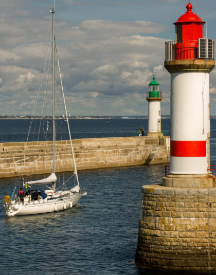 ©Morbihan Tourisme. Sortie d'un voilier à Port Tudy, Ile de Groix. Sortie d'un voilier à Port Tudy, Ile de Groix.
