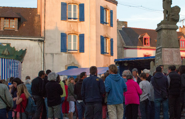 Animation au bourg en soirée à l'Ile de Groix.