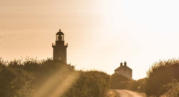 Coucher de soleil sur la route du phare de Pen Men à Groix.