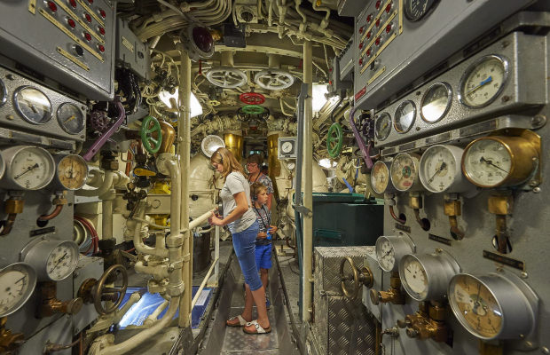 Une famille en visite dans le Sous-Marin Flore à Lorient La Base.